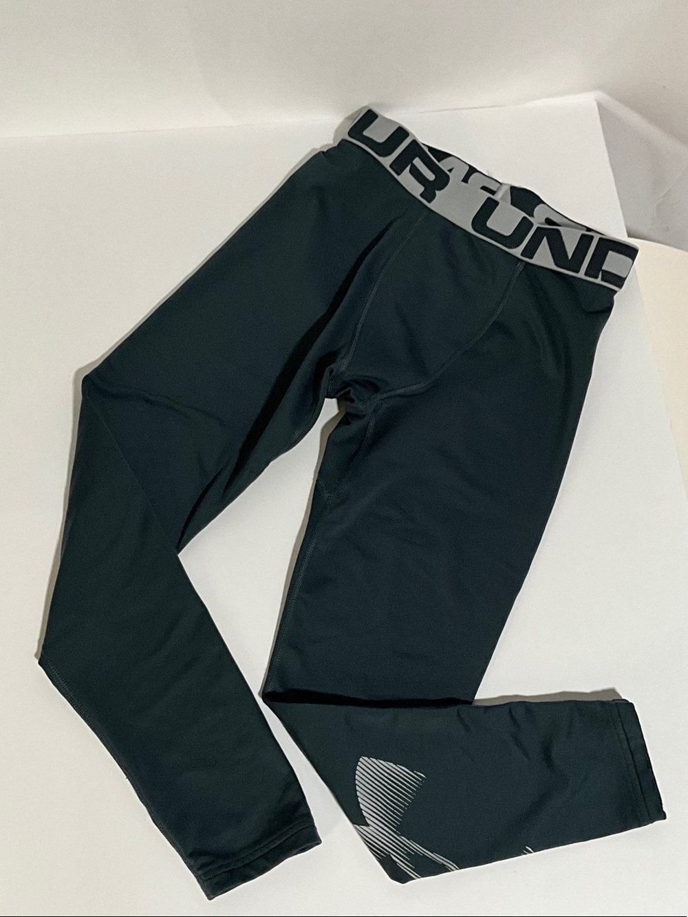 Under Armour Black Boys Performance Leggings Dark Gray Size M